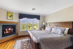 Magnificent Mt. Mansfield views from your comfy King bed